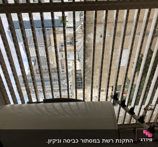 רשת מתכת למניעת כניסת יונים במרפסת